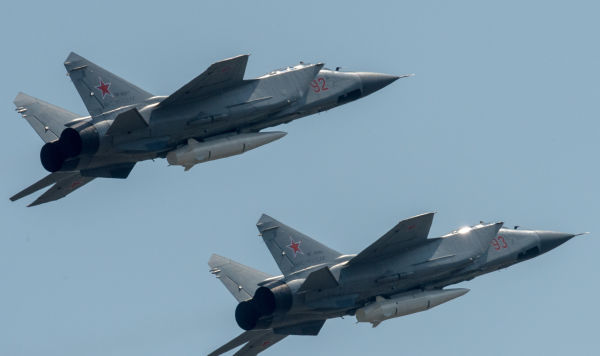 Многоцелевые истребители МиГ-31 с гиперзвуковыми ракетами "Кинжал" на репетиции воздушной части парада Победы в Москве