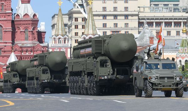 Транспортно-пусковые контейнеры комплекса РС-24 "Ярс" и бронеавтомобиль "Тигр - М" на военном параде, посвященном 73-й годовщине Победы