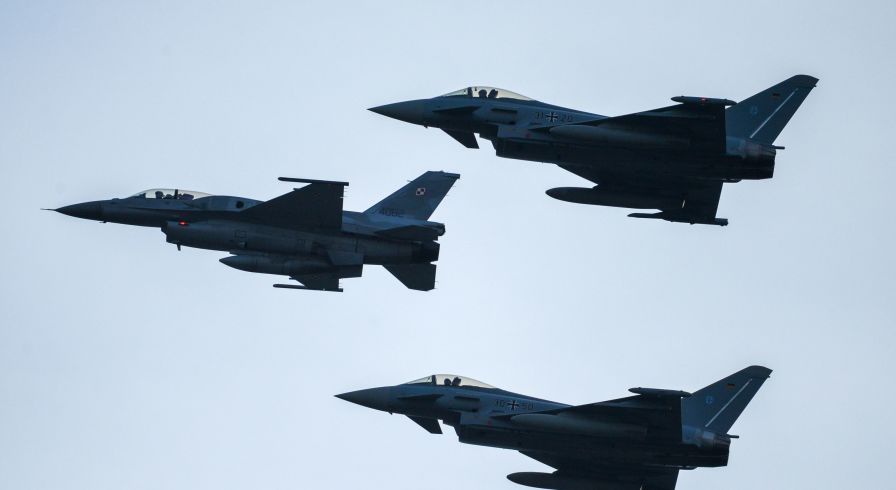 Истребители F16 военно-воздушных сил Польши (слева) и Eurofighter Typhoon ВВС Германии