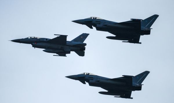 Истребители F16 военно-воздушных сил Польши (слева) и Eurofighter Typhoon ВВС Германии