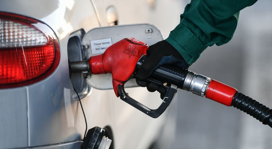 Заправка бензином автомобиля на автозаправочной станции