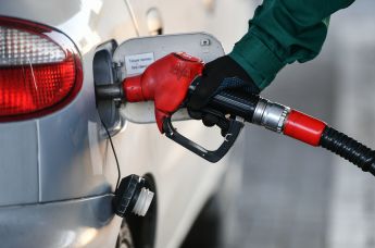 Заправка бензином автомобиля на автозаправочной станции