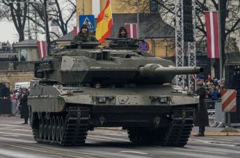 Военнослужащие Испании на танке Leopard 2E на параде в Риге в День независимости Латвии