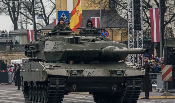 Празднование Дня независимости Латвии Военнослужащие Испании на танке Leopard 2E на параде в Риге в День независимости Латвии