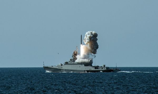 Пуск противокорабельной ракеты