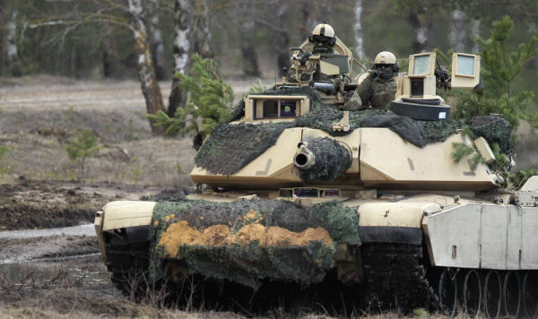 Тактические учения 68 военного полка 1 батальона США , во время которых солдаты тренировались в стрельбе из американских танков «M1 Abrams». Тактические учения 68 военного полка 1 батальона США , во время которых солдаты тренировались в стрельбе из американских танков «M1 Abrams».