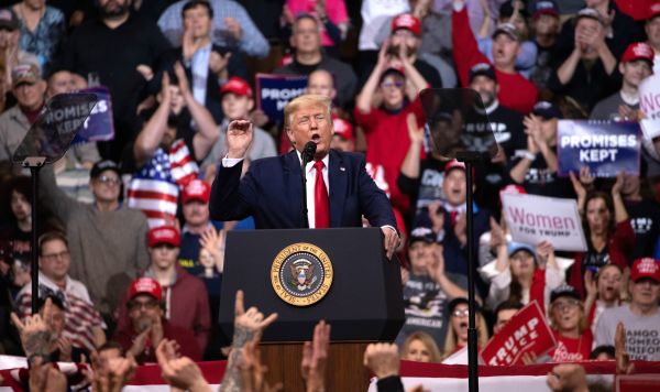 Президент США Дональд Трамп во время выступления на предвыборном митинге в штате Нью-Гэмпшир