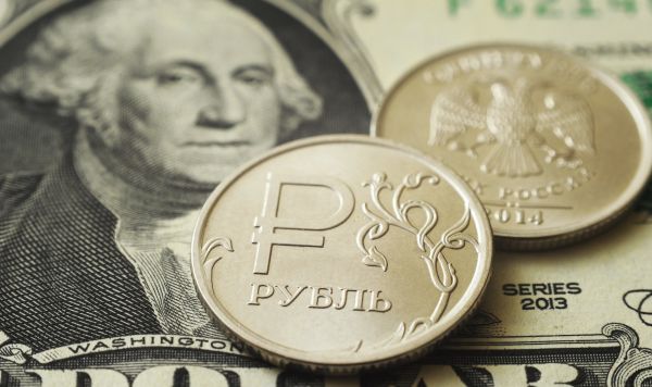 Монеты номиналом один рубль на банкноте один доллар США
