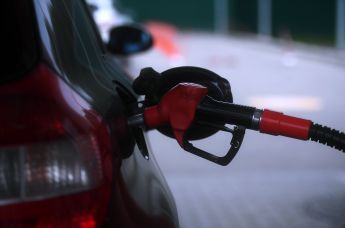 Заправка автомобиля на одной из автозаправочных станций