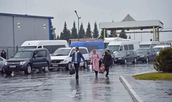 Автомобили и люди на международном пункте пропуска "Краковец - Корчева" (Украина - Польша) в Львовской области