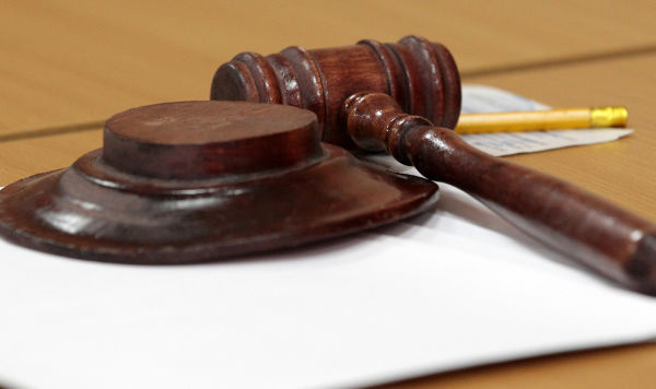 Молоток судьи в зале суда