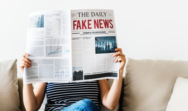 Девушка читает fake news Девушка читает fake news
