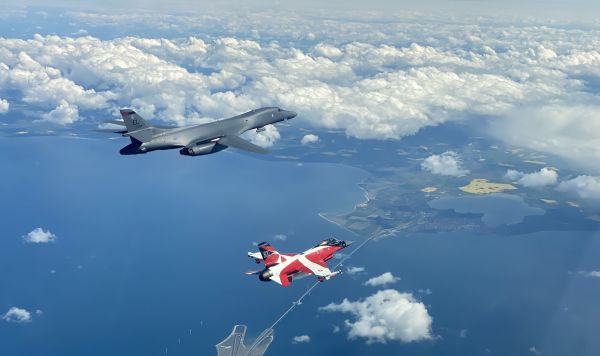 Американский бомбардировщик B-1B Lancer и истребитель F-16 датских ВВС на учениях НАТО "Весенний шторм", 5 мая 2020 Американский бомбардировщик B-1B Lancer и истребитель F-16 датских ВВС на учениях НАТО "Весенний шторм", 5 мая 2020
