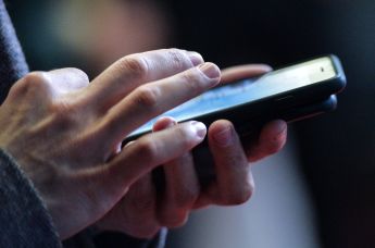 Мужчина со смартфоном