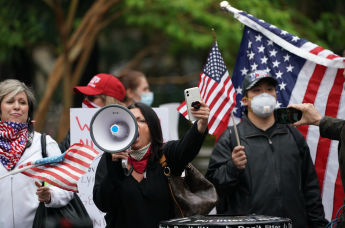 Участники акции Rally to Free New York с требованием отмены карантина в США у здания мэрии Нью-Йорка