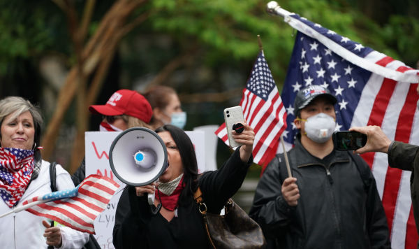 Акция с требованием отмены карантина в США Участники акции Rally to Free New York с требованием отмены карантина в США у здания мэрии Нью-Йорка