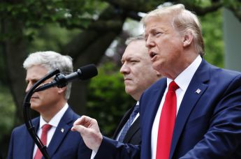 Президент США Дональд Трамп во время брифинга в розовом саду возле Белого дома в Вашингтоне