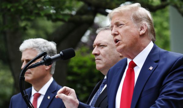 Президент США Дональд Трамп во время брифинга в розовом саду возле Белого дома в Вашингтоне
