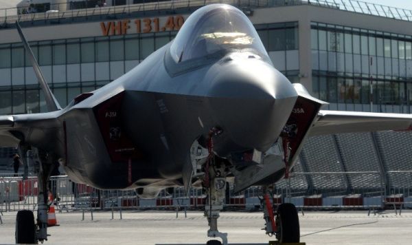 Истребитель-бомбардировщик Lockheed Martin F-35 Lightning II ("Локхид-Мартин" F-35 "Молния II") на Международном авиасалоне "Ле Бурже-2017" во Франции