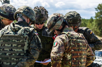 Солдаты НАТО из Италии, Испании, Польши и Канады на военной базе Адажи в Латвии