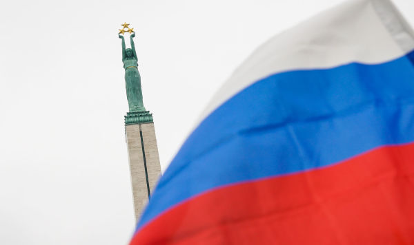 Флаг России на фоне памятника Свободы Флаг России на фоне памятника Свободы
