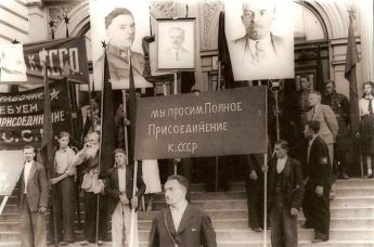 Рижане с плакатами о просьбе присоединения к СССР