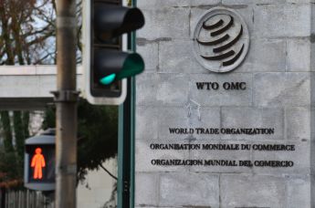 Эмблема Всемирной торговой организации (ВТО) возле здания штаб-квартиры организации в Женеве.