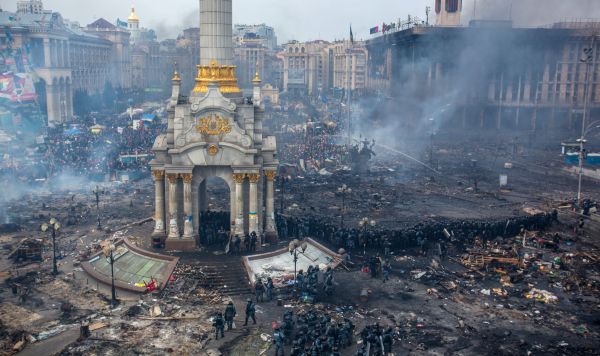 Сотрудники правоохранительных органов и сторонники оппозиции на площади Независимости в Киеве, 19 февраля 2014