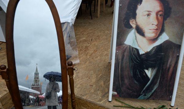 Портрет поэта Александра Пушкина на книжном фестивале Портрет поэта Александра Пушкина на книжном фестивале