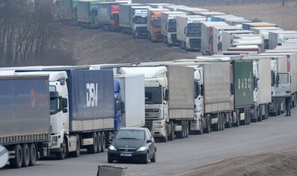 Очередь из большегрузов на границе Очередь из большегрузов на границе