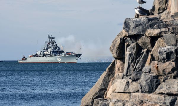 Города России. Севастополь Сторожевой корабль проекта 1135М "Пытливый" в бухте Севастополя