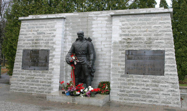 Памятник советскому Воину-освободителю "Бронзовый солдат"