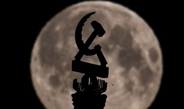 Серп и молот на фоне луны Серп и молот на фоне луны