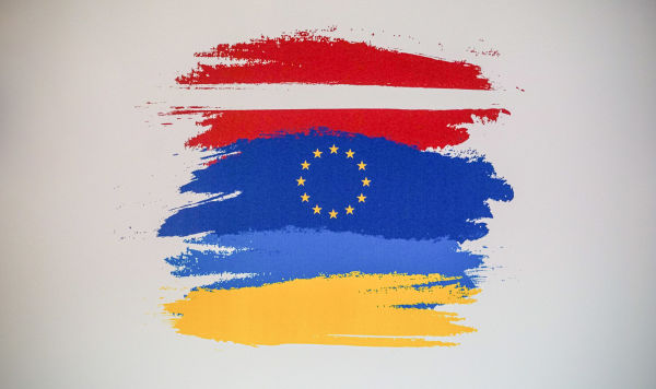 Флажки Украины, ЕС и Латвии Флажки Украины, ЕС и Латвии