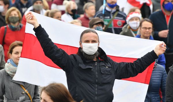 Участник акции протеста оппозиции "Народный ультиматум" в Минске