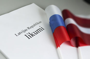 Законы Латвии, флаги России и Латвии