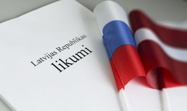 Законы Латвии, флаги России и Латвии