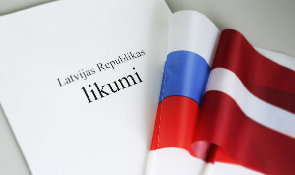 Законы Латвии, флаги России и Латвии