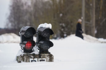 Маневровый светофор на железной дороге