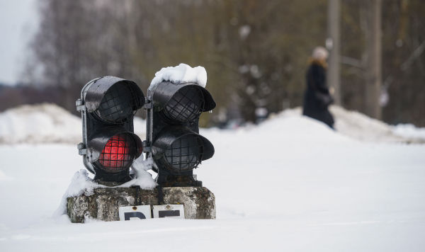 Маневровый светофор на железной дороге