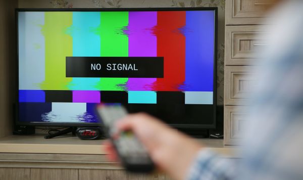 Экран телевизора с надписью "no signal"