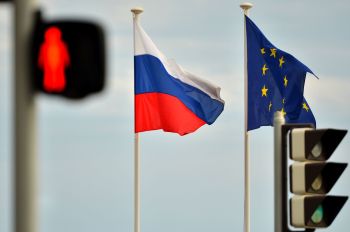 Флаги России и ЕС