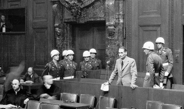 Подсудимый Гесс зачитывает трибуналу свое заявление о том, что он больше не будет симулировать невменяемость, как он делал это ранее. Нюрнбергский процесс.