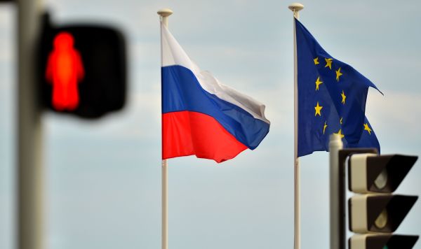 Флаги России и Евросоюза