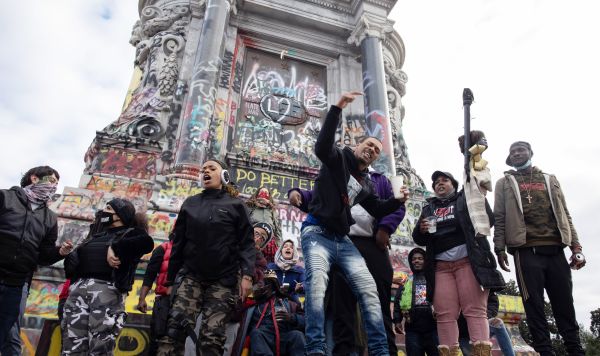 Представители движения Black Lives Matter собираются у статуи Роберта Ли в Ричмонде перед демонстрацией в честь Мартина Лютера Кинга 