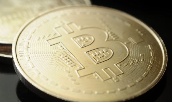 Сувенирная монета криптовалюты биткойн. Сувенирная монета криптовалюты биткойн.