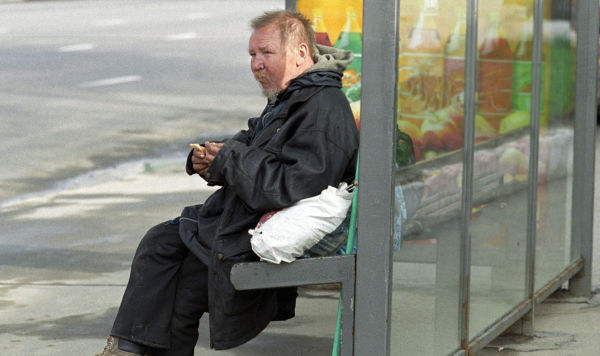 Бомж ждет автобуса