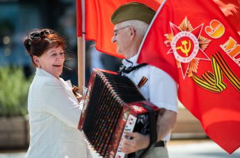Участники акции "Бессмертный полк" во время празднования 76-й годовщины Победы в Великой Отечественной войне в Гамбурге.