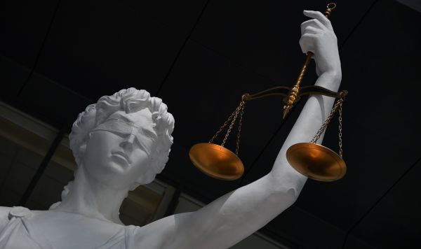 Статуя богини правосудия Фемиды