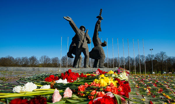 Цветы у памятника Освободителям Риги Цветы у памятника Освободителям Риги